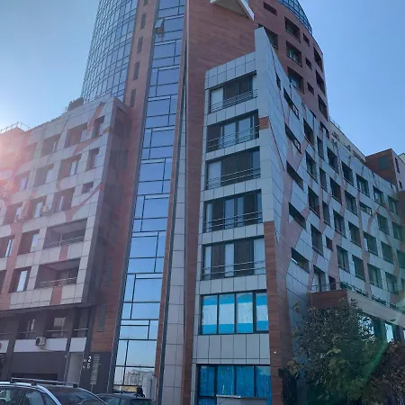 Sliver Next To Paradise Mall And Metro * 索菲亞